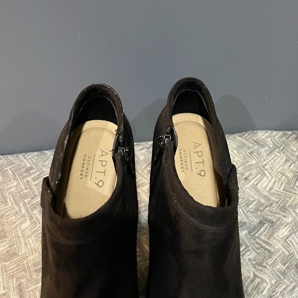 Apt 9 6M Designer Black Heeled Suede Ankle Bootie - Picture 2 of 3